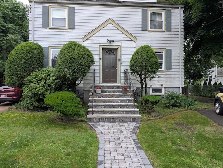 Westnewton Renovated Basement Suite, 30+ - Newton, MA