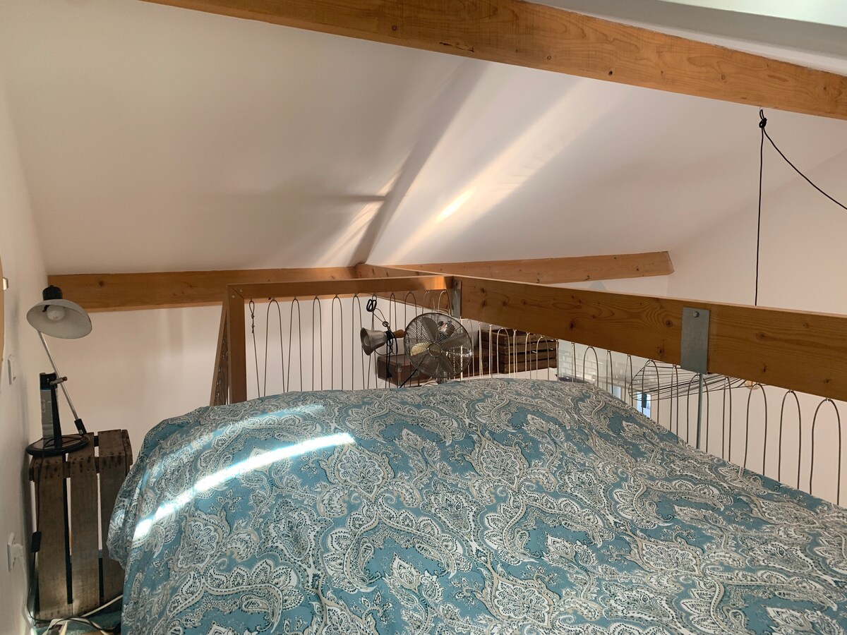 พื้นที่ห้องนอนพร้อมเตียงคู่และช่องแสง