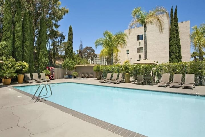 2 Queens | Days Inn Sd Hotel Circle | Pets Welcome - San Diego, CA