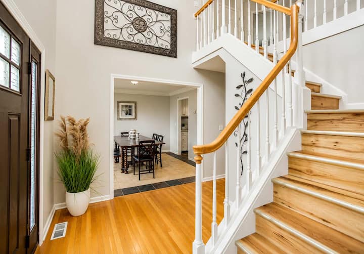Stunning Home In The Suburb With Hot Tub - Greece, NY