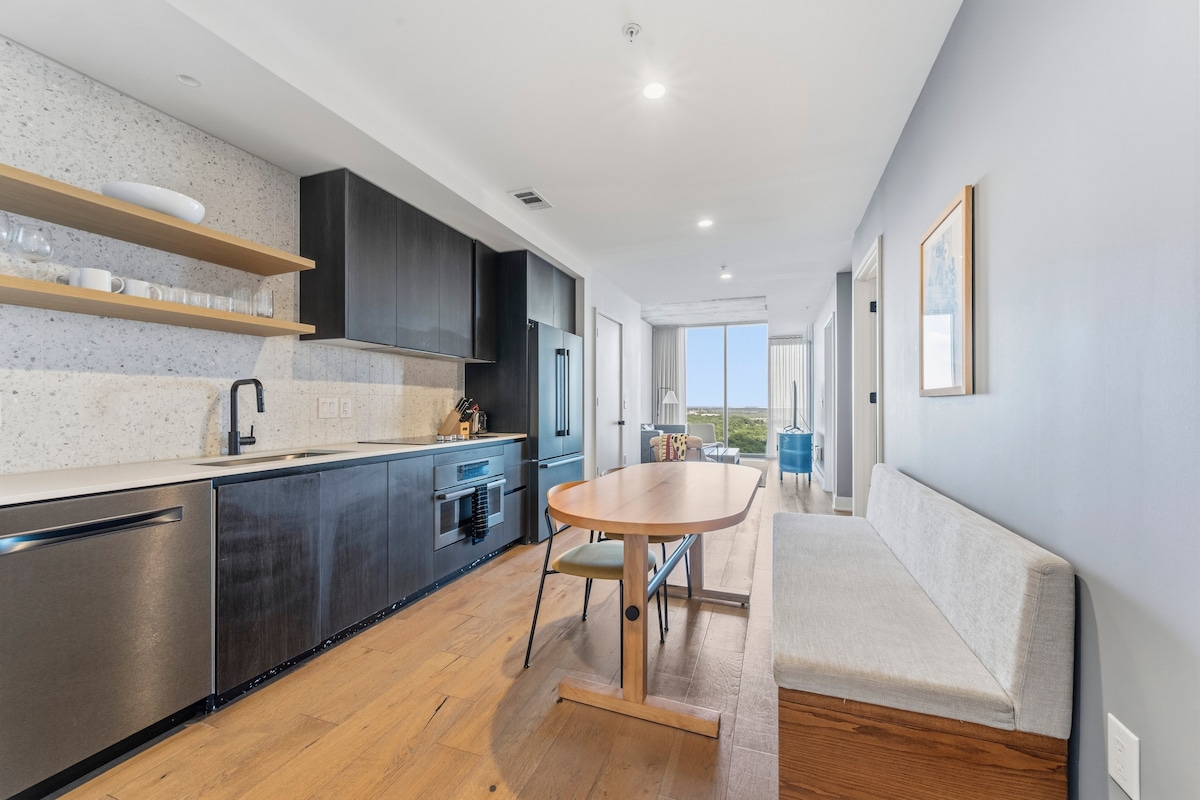 Luxury Natiivo Condo:RoofTopPool+ Rainey+LakeViews