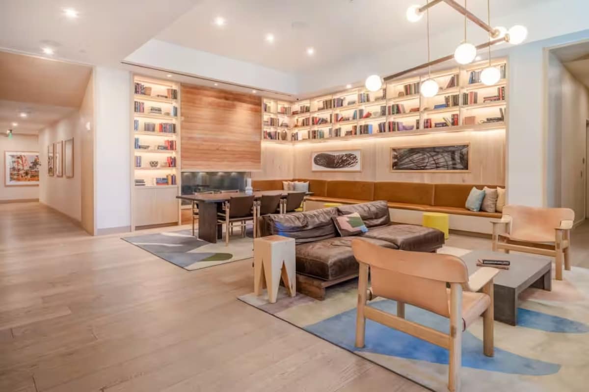 Luxury Natiivo Condo:RoofTopPool+ Rainey+LakeViews