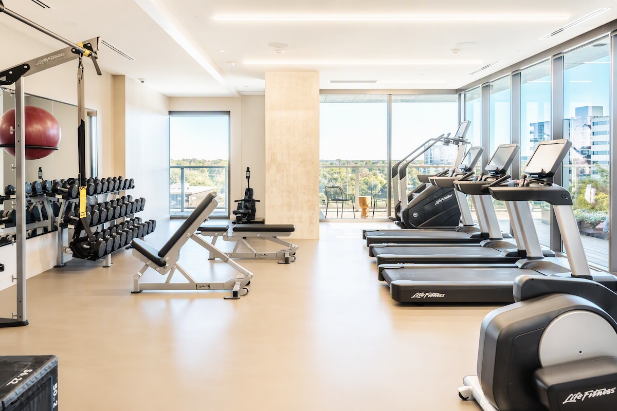 Luxury Natiivo Condo:RoofTopPool+ Rainey+LakeViews