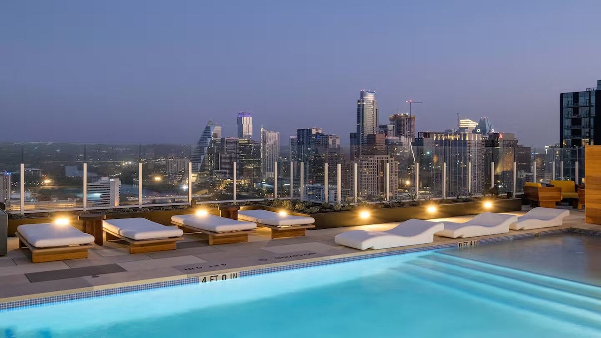 Luxury Natiivo Condo:RoofTopPool+ Rainey+LakeViews