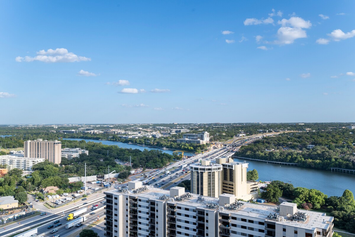 Luxury Natiivo Condo:RoofTopPool+ Rainey+LakeViews