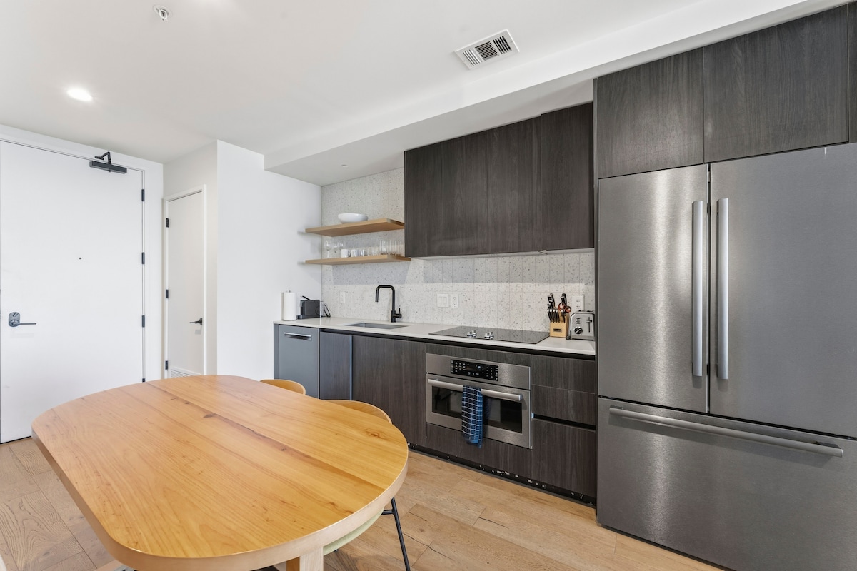 Luxury Natiivo Condo:RoofTopPool+ Rainey+LakeViews