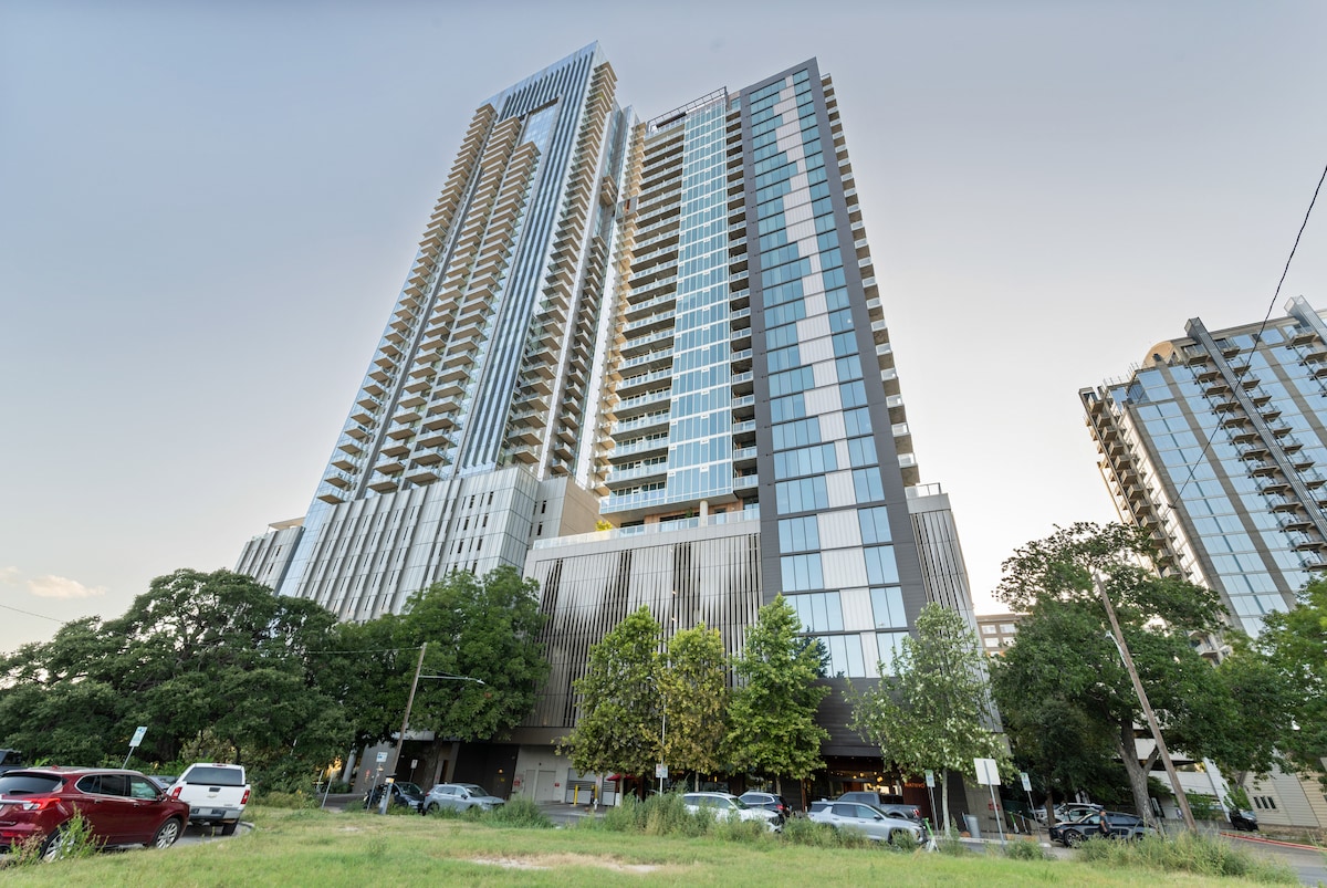 Luxury Natiivo Condo:RoofTopPool+ Rainey+LakeViews