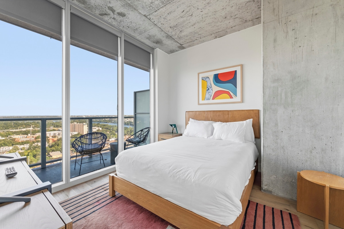 Luxury Natiivo Condo:RoofTopPool+ Rainey+LakeViews