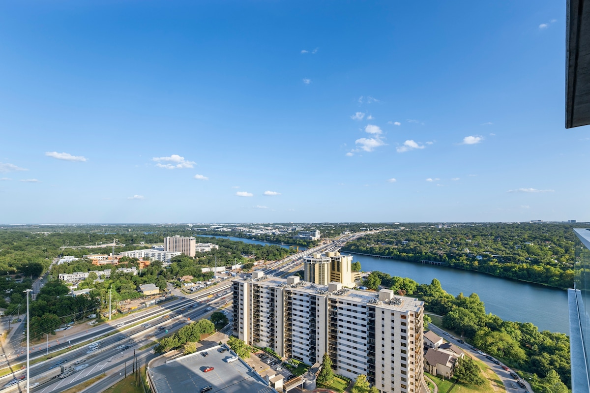 Luxury Natiivo Condo:RoofTopPool+ Rainey+LakeViews