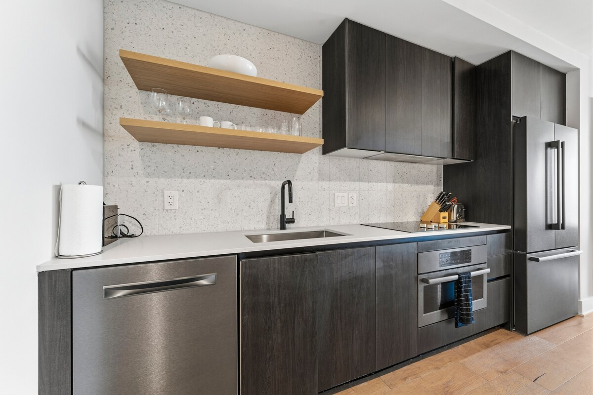 Luxury Natiivo Condo:RoofTopPool+ Rainey+LakeViews