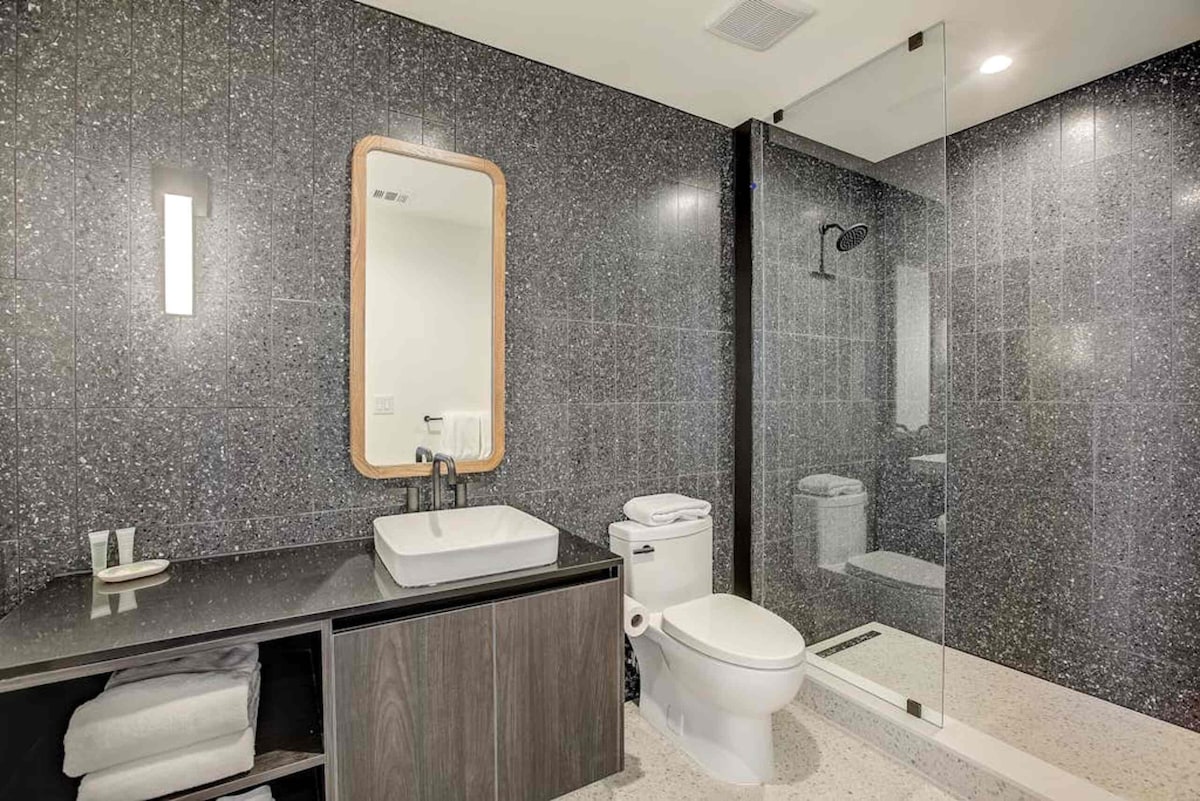 Luxury Natiivo Condo:RoofTopPool+ Rainey+LakeViews