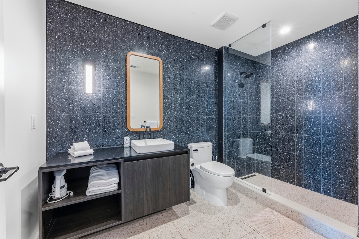 Luxury Natiivo Condo:RoofTopPool+ Rainey+LakeViews