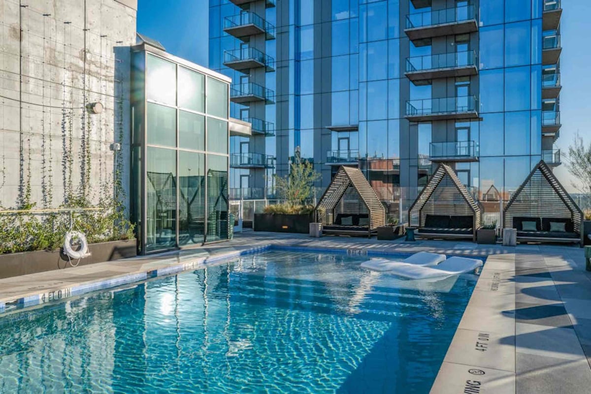 Luxury Natiivo Condo:RoofTopPool+ Rainey+LakeViews