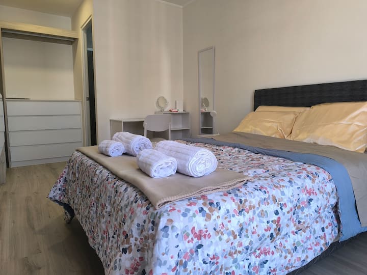 Cómoda cama de 2 plazas en la habitación principal, cuenta con espejo de cuerpo, balanza para pesar, escritorio de trabajo y espejo de maquillaje