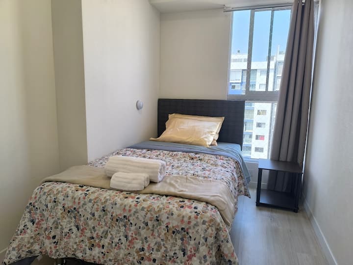 Habitación secundaria con cama de plaza y media