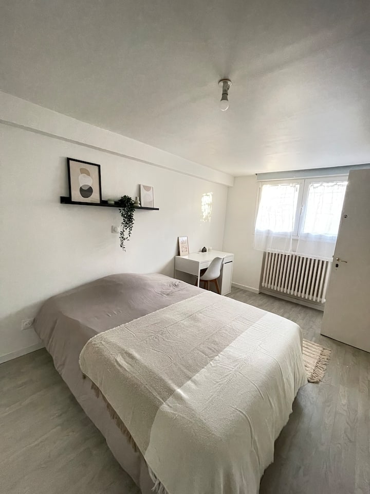 Chambre Dans Charmante Maison Rénovée - Chelles