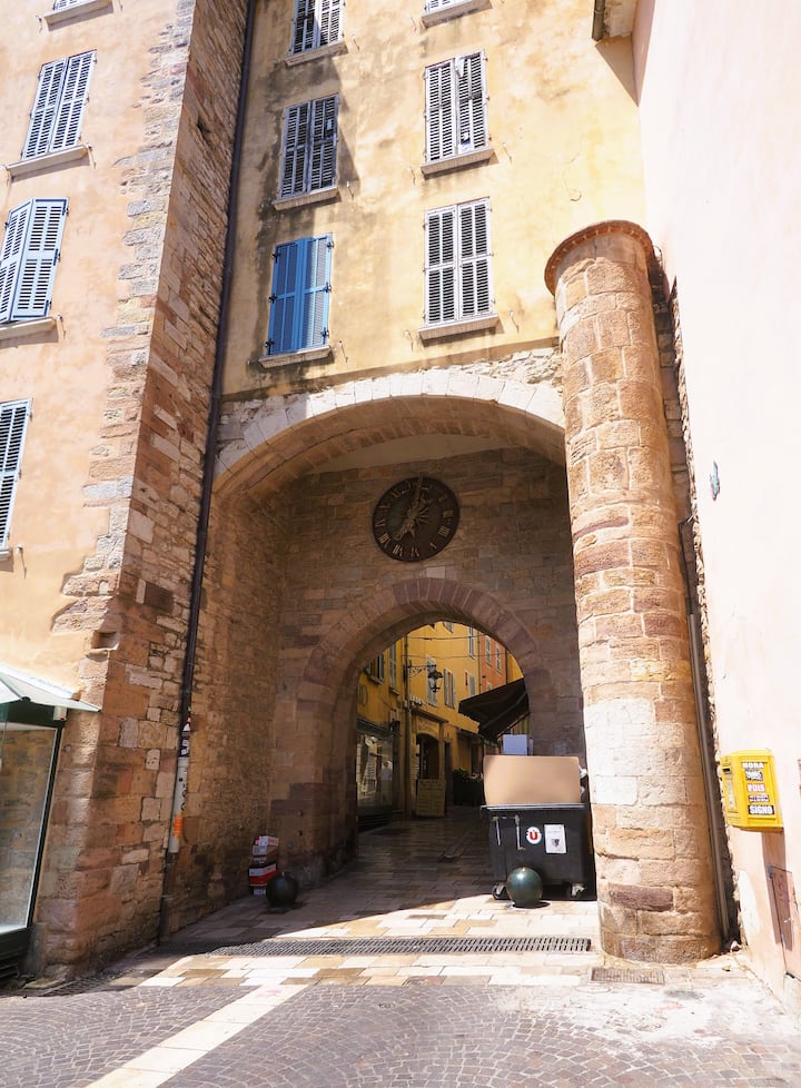 Voltaire Yourhosthelper - Hyères