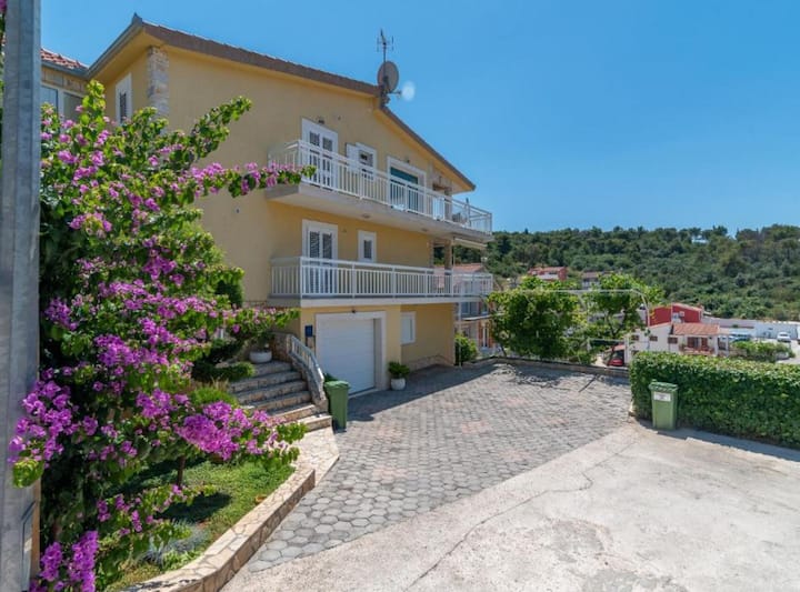 Two Bedroom With Terrace And Pool - Trogir