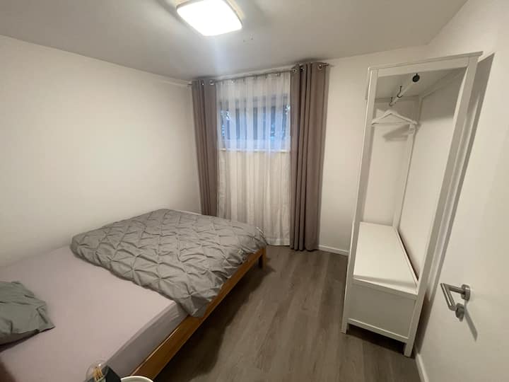 Ორადგილიანი საძინებელი ღია კარადით. Მოთხოვნისამებრ, შესაძლებელია ბავშვის/ჩვილის საწოლის მოწოდებაც. 