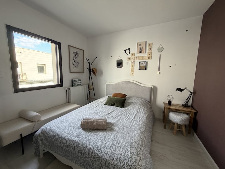 Chambre à l'étage avec un lit double 140.