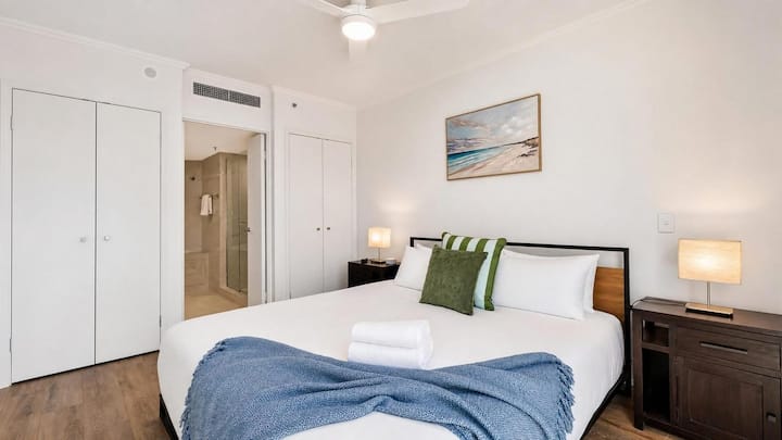Cama king size com roupa de cama de qualidade de hotel e banheiro privativo.
