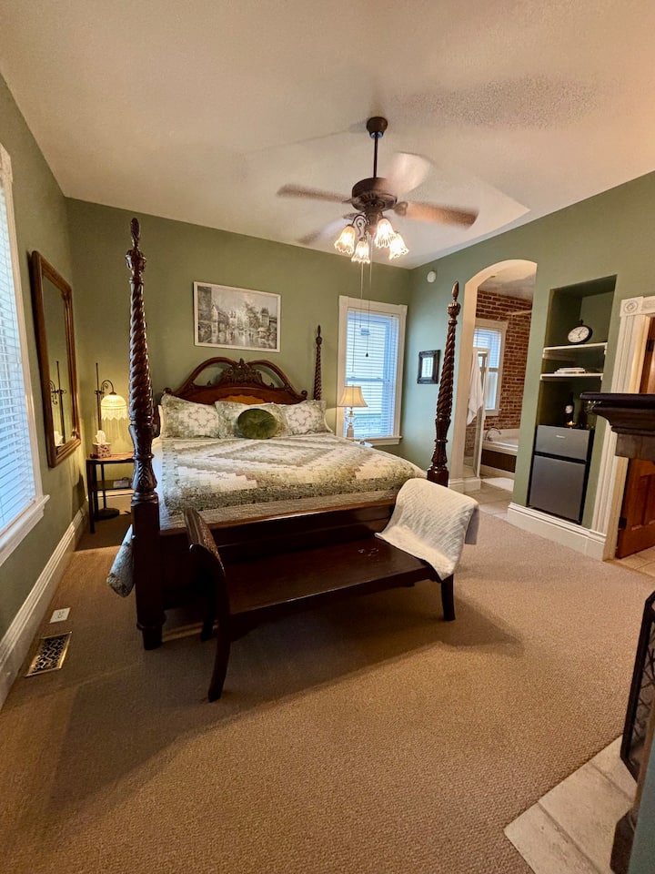 1st Floor, King Bed Ensuite In 4th St. Victorian! - Hermann, MO