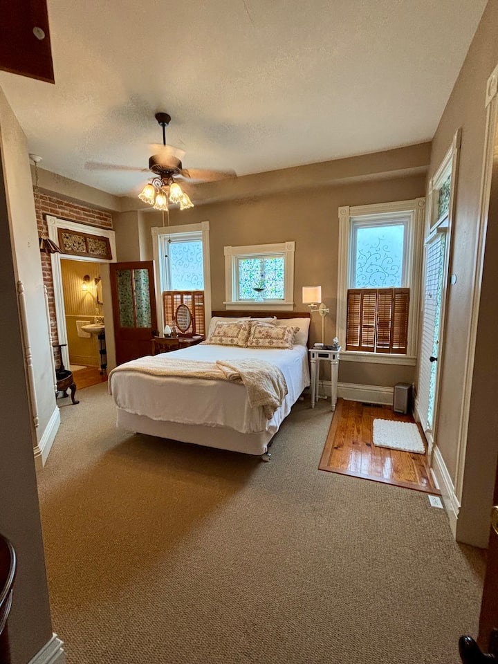 1st Floor, Queen Bed Ensuite In 4th St. Victorian! - Hermann, MO
