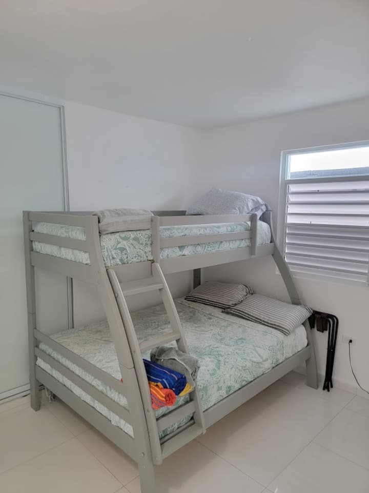 litera queen con cama matrimonial en la parte superior