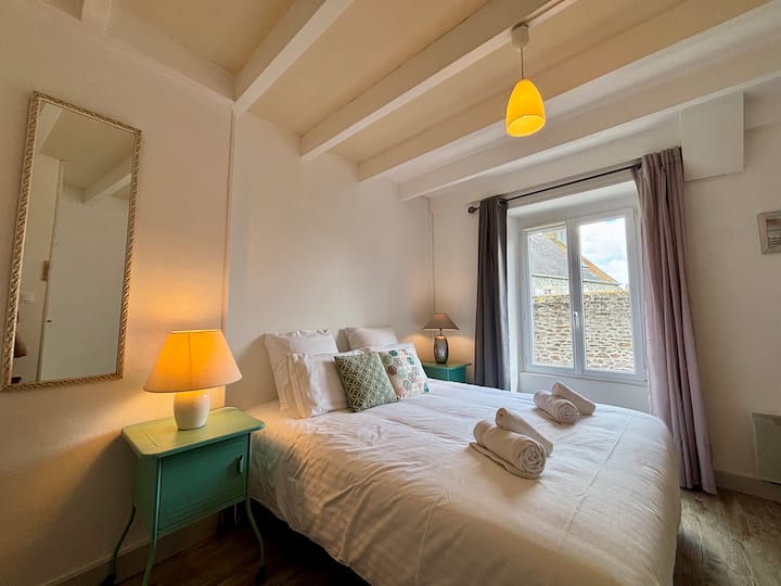 Chambre spacieuse équipée d'un lit double 160 × 200 cm, avec linge de lit et serviettes fournis.
