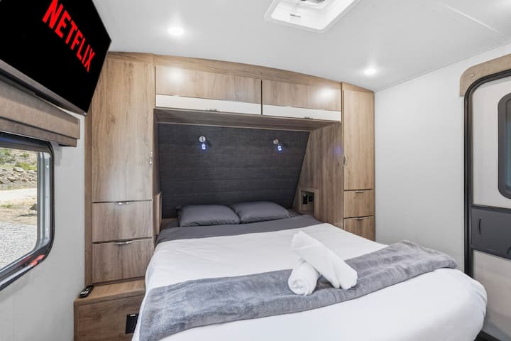 Dentro de la casa rodante hay una cama tamaño queen y 2 camas pequeñas de tamaño completo.