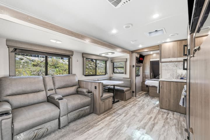 Dentro de la moderna casa rodante, totalmente equipada con todo lo que necesitarás para una estancia cómoda.