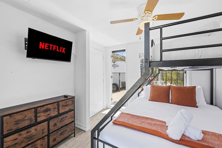 El dormitorio de la casita tiene una cama tamaño queen con una litera individual arriba y un televisor inteligente para transmitir todas tus aplicaciones favoritas.