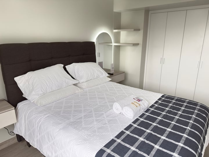 Hlavná spálňa s manželskou posteľou (queen size), televízorom, kompletnou posteľnou bielizňou, vlastnou kúpeľňou s uterákmi a výhľadom na park.