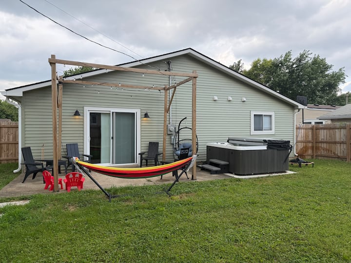 Hot Tub Retreat | 10 Min To Downtown Indy - Indiana (State)