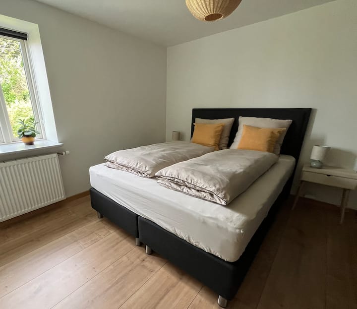 1. spavaća soba.     Bračni krevet (160 x 200 cm) s dva jednostruka popluna.     Kreveti su namješteni po dolasku.  Posteljina i dva ručnika po gostu uključeni su u cijenu.