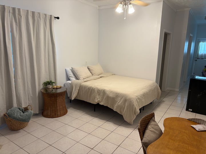 Cozy Private Suite With Private Entrance - Fort Pierce, FL