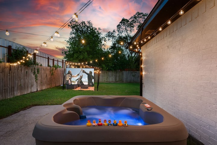 Outdoor Cinema | Hot Tub | King Bed | Fenced Yard - Houston, TX