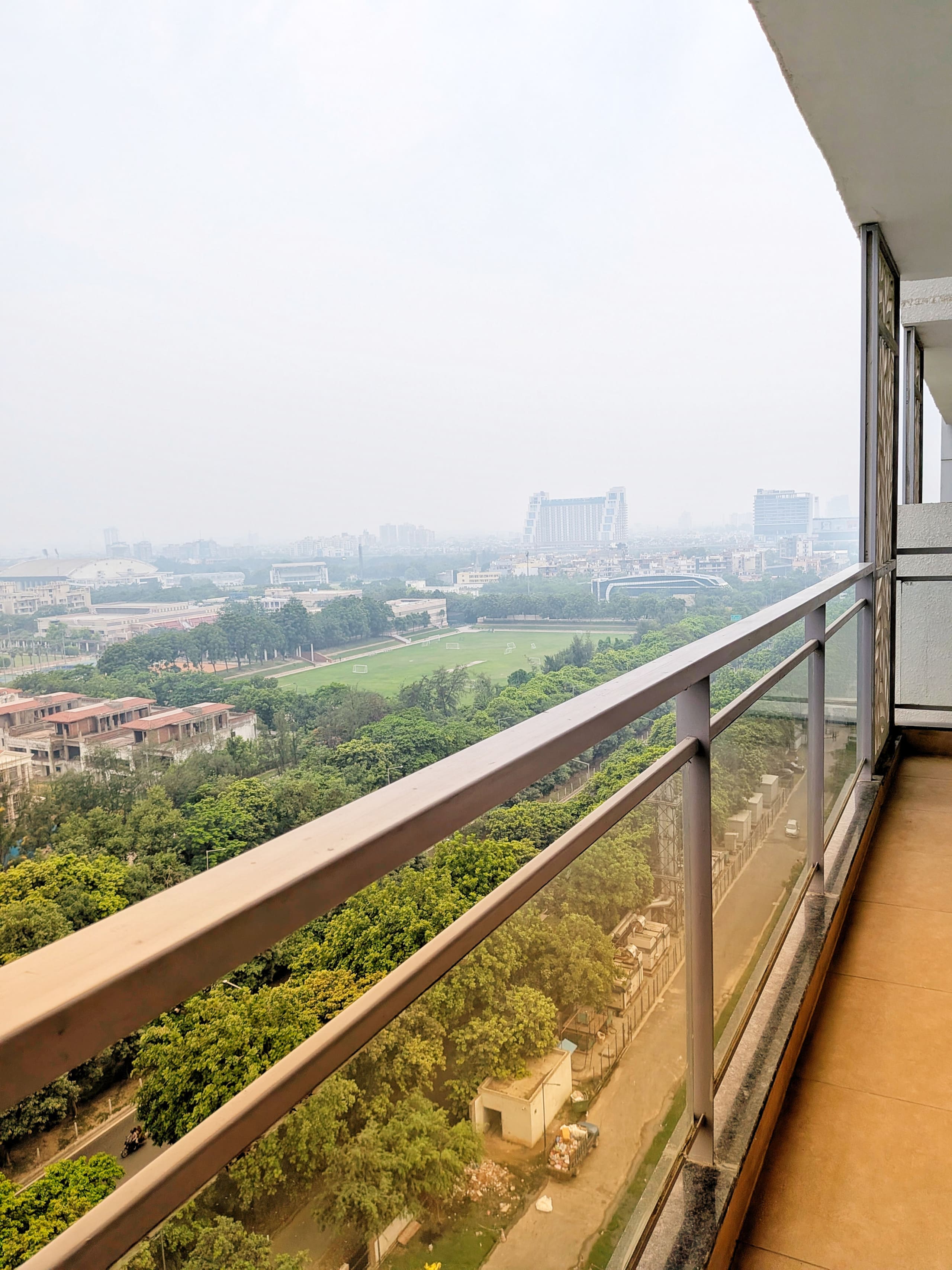 Balcony with glass railing and a view over the treetops