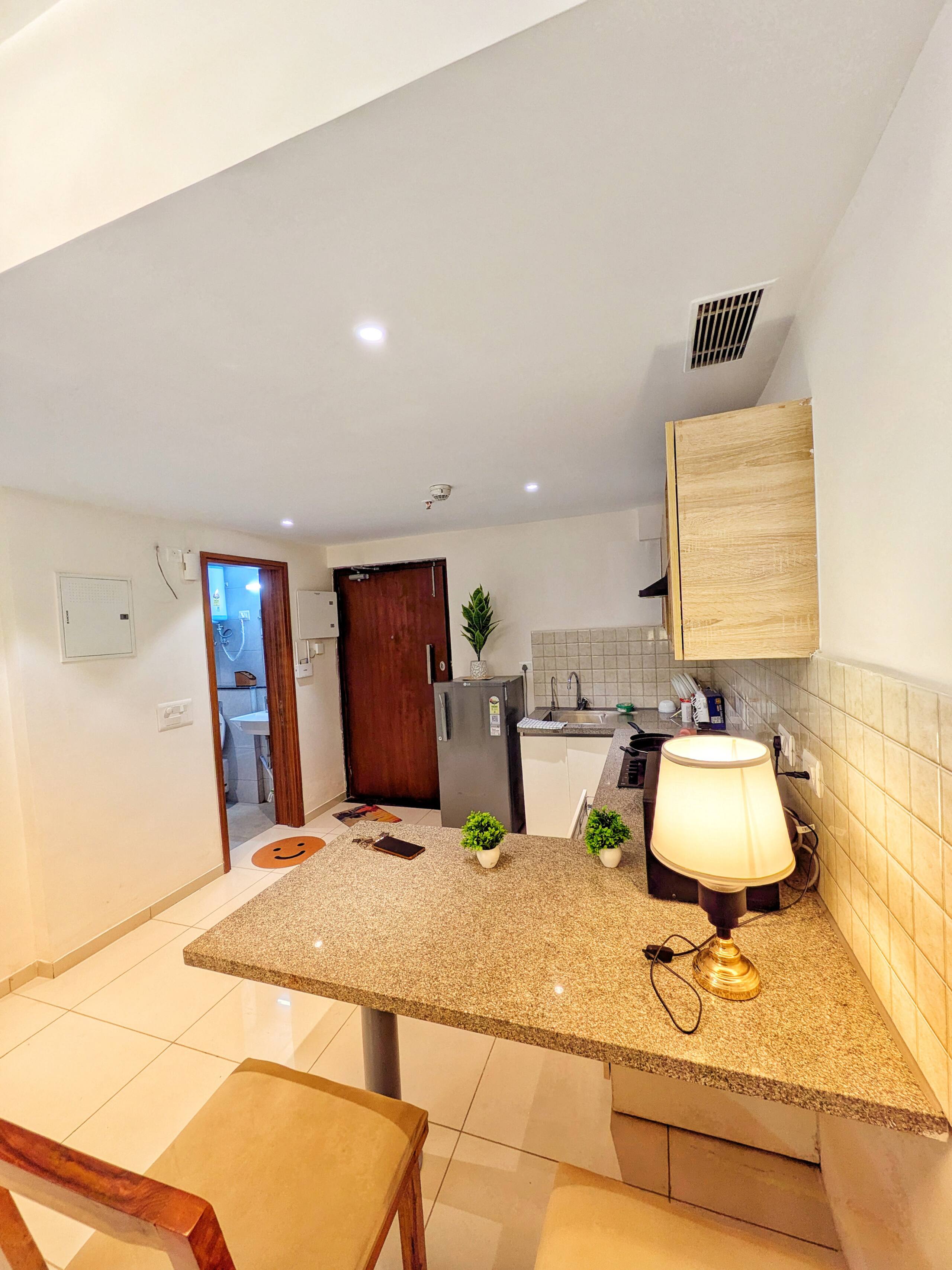 Breakfast counter with a table lamp beside the kitchen
