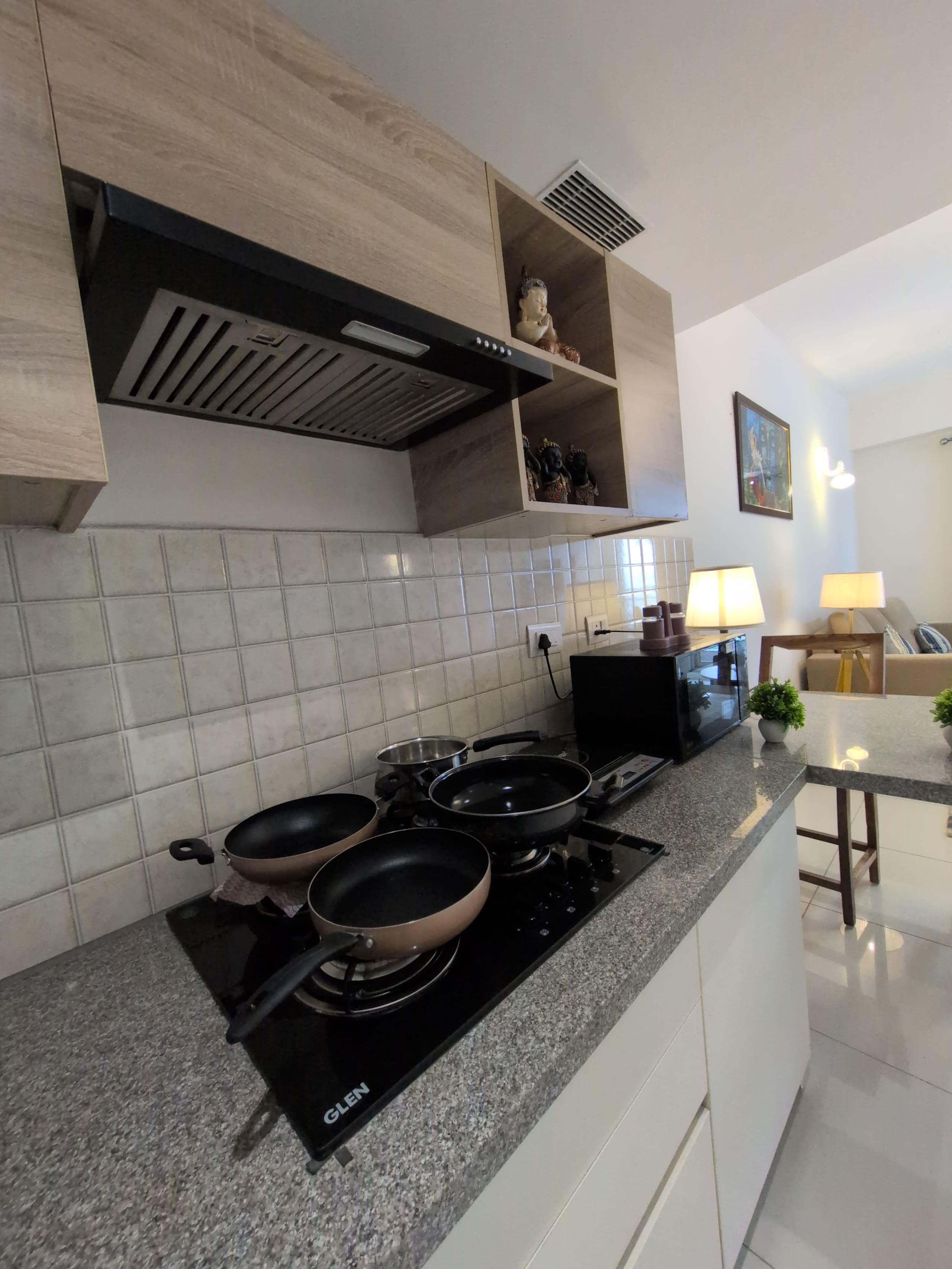 Hob with pans under the kitchen chimney
