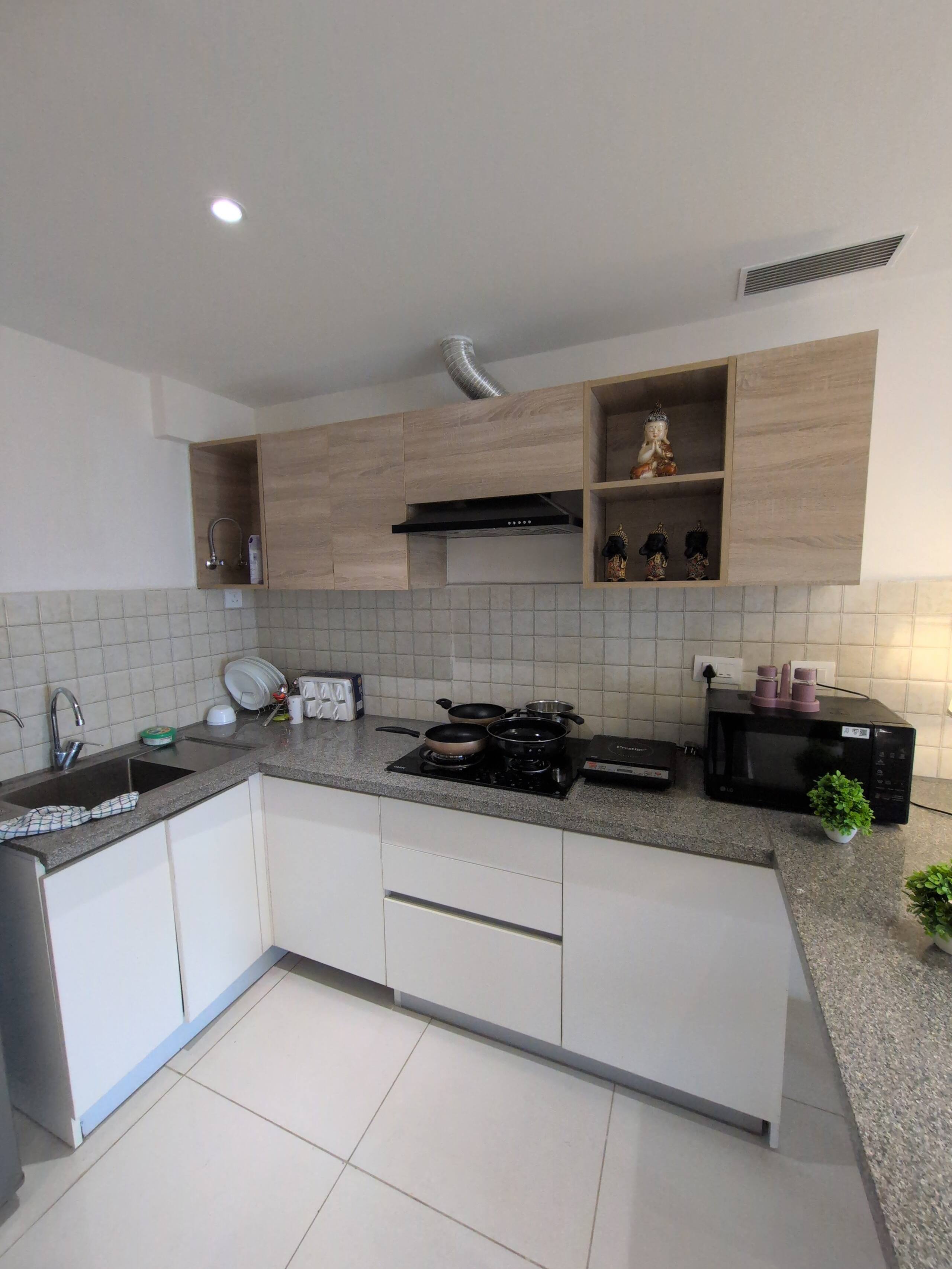 L-shaped kitchen with sink, hob and microwave