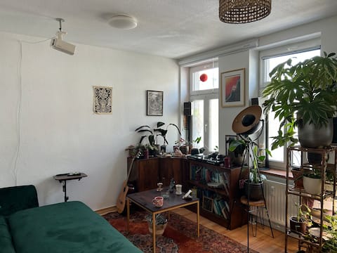 Beliebte Airbnb-Anzeige: Cozy apartment with balcony & park with a river for swimming in Kleinzschocher