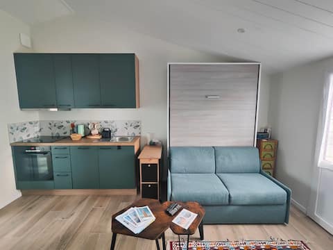 Top Airbnb: New 1-bedroom apartment - Sea view - Direct beach access in Barbâtre