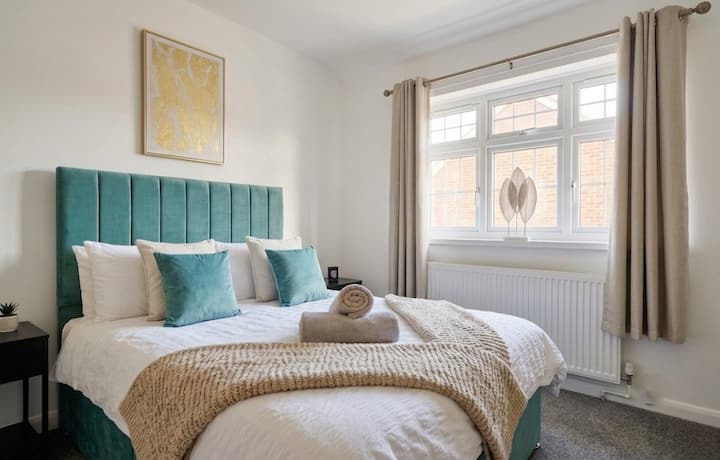 7br Contractor Home | Parking & Garden - Chelmsford