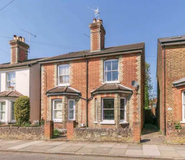 Basic And Minimal House In Central Guildford - 戈達爾明