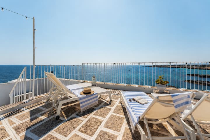 Casa Conchiglia: Authentic Seafront Apartment - モノポリ