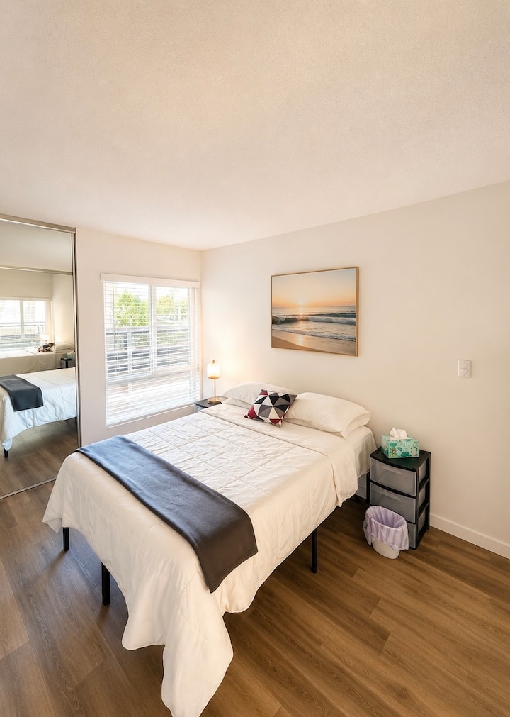 Ac, Parking, Pool, Jacuzzi, Gym, Pickleball Courts - Newport Beach, CA