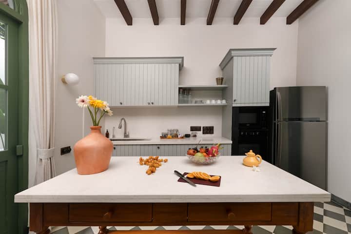 Full kitchen image 2