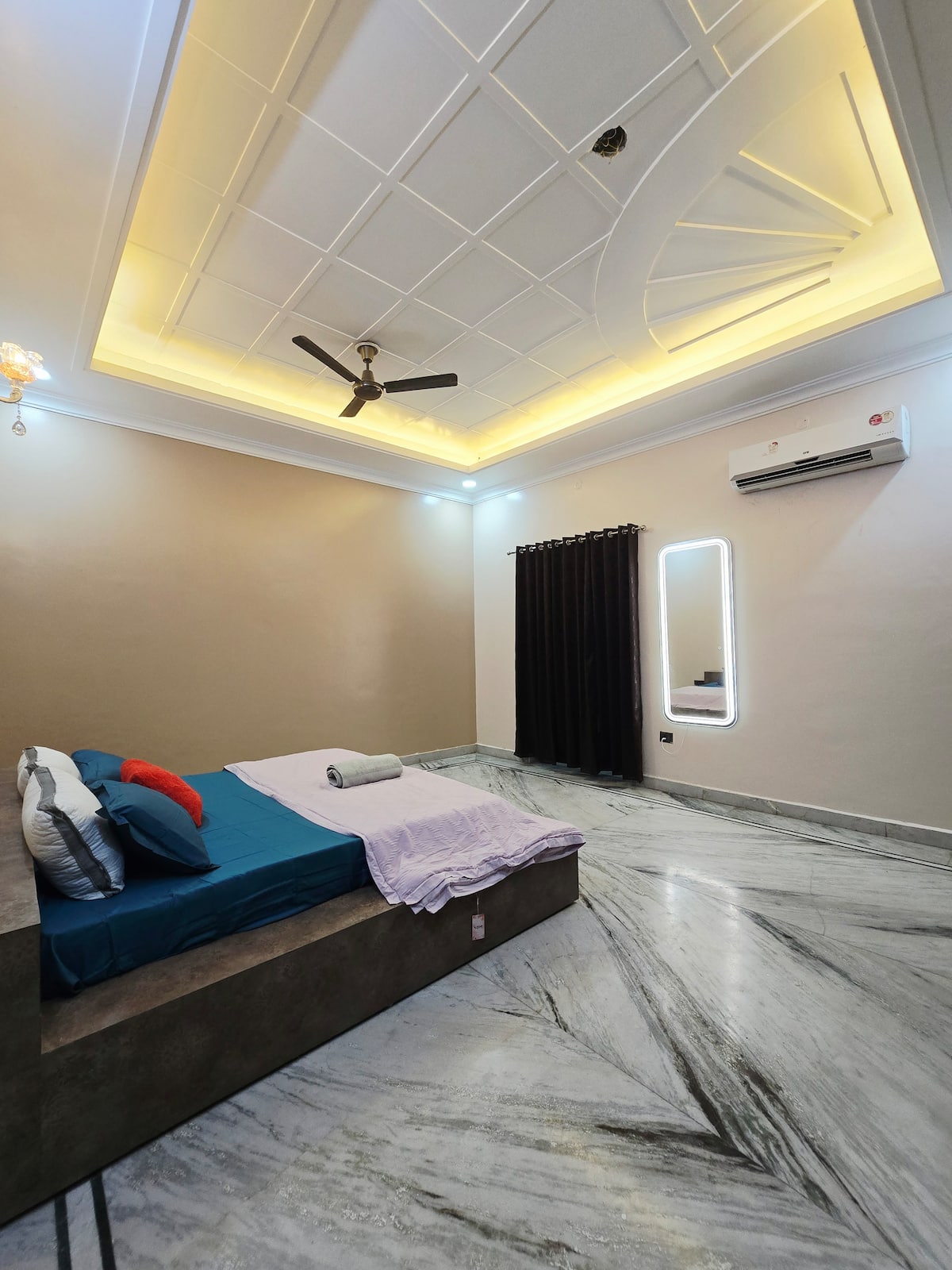 Royal White House Bedroom