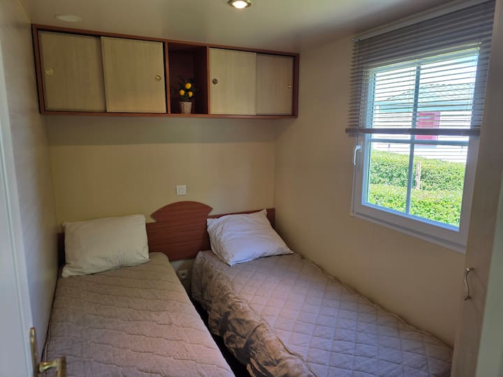 2 aparte bedden, kastruimte en kapstokken